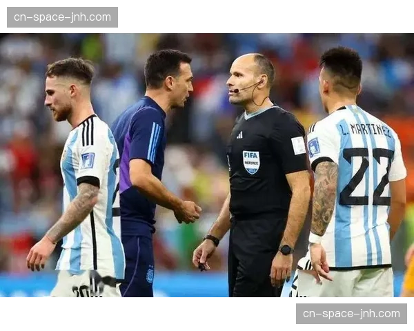 现场述评：补时长达10分钟，主裁拉奥斯最后时刻的判罚引发双方不满